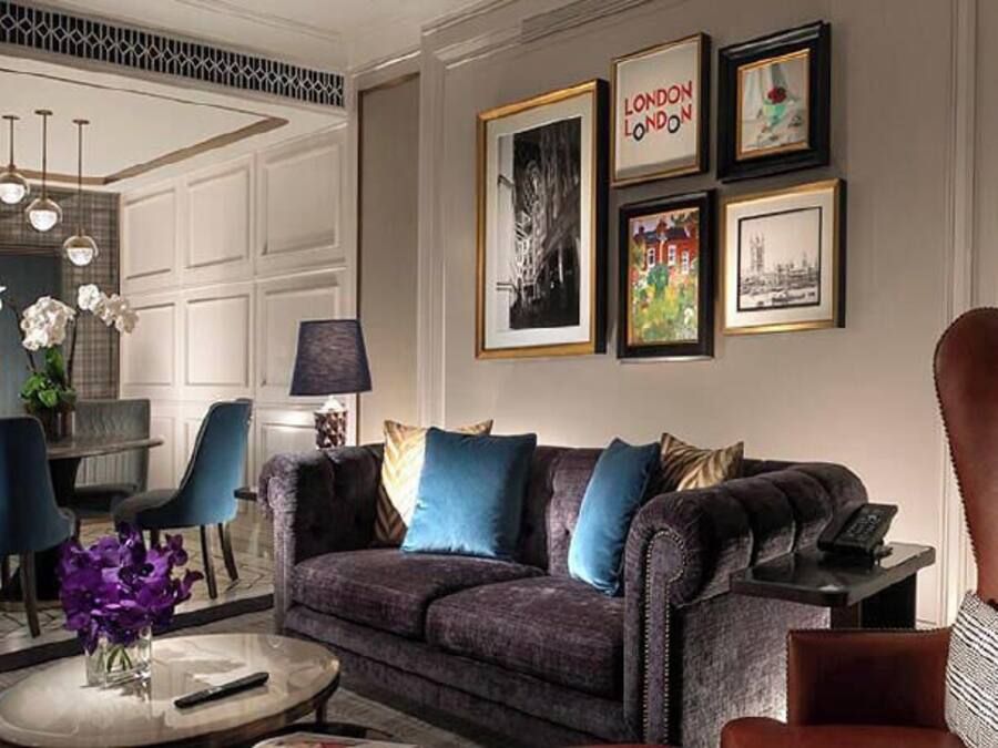 Een 75-inch flatscreentelevisie met digitale zenders en televisie