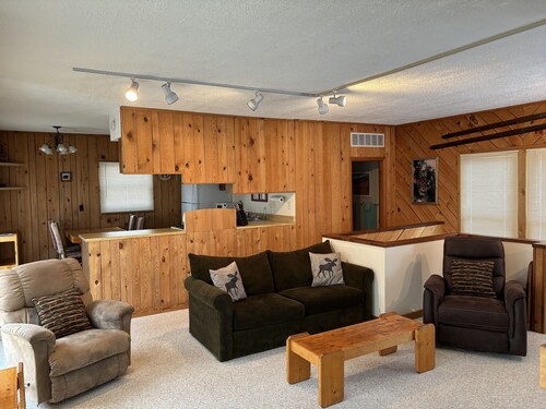 Cozy Cabin, View of Boyne Mountain! Skybridge, Snowboard, Ski, Golf, Bike, Hike!