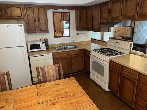 Cozy Cabin, View of Boyne Mountain! Skybridge, Snowboard, Ski, Golf, Bike, Hike!