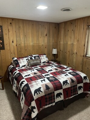 3 bedrooms, iron/ironing board, free WiFi, bed sheets - Cozy Cabin, View of Boyne Mountain! Skybridge, Snowboard, Ski, Golf, Bike, Hike! (Boyne Falls)
