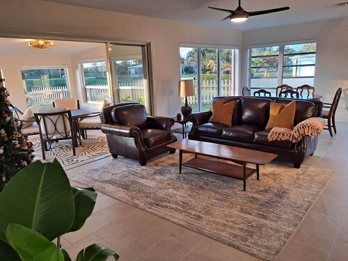 Sandpiper Bay Breeze On A Lake By The Golf Course (Club Med Area)