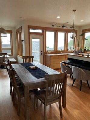 Dining - Spacious Beach House - 30 seconds to sand (Manzanita)