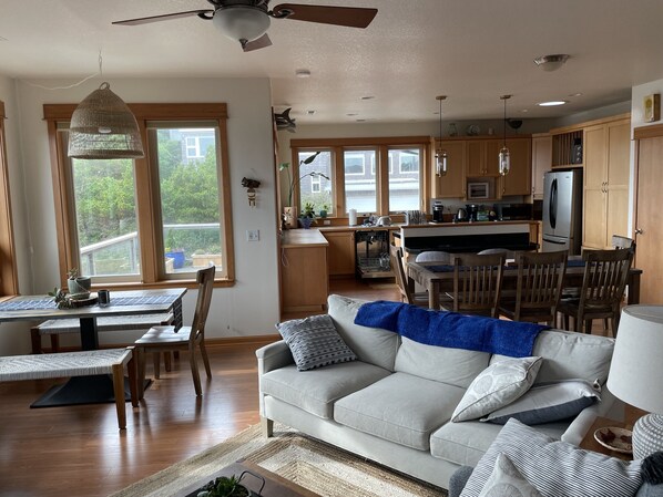 Smart TV, chimenea y libros 