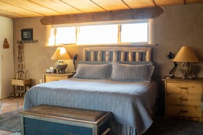 1 bedroom, desk, free WiFi, bed sheets - Adorable Casita in The Enchanted Circle (El Prado)