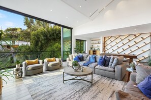 Talo, useita sänkyjä, yksityinen uima-allas, näköala uima-altaalle | Oleskelualue | 50–tuumainen televisio, jossa digitaalikanavat