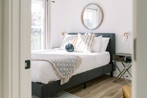 3 bedrooms, desk, iron/ironing board, free WiFi - Modern Downtown Townhome w/ Private Garage + Views (Lynchburg)
