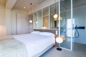 4 bedrooms, iron/ironing board, travel cot, WiFi - Brand new house on the beach with panoramic views and a pool (Son Serra de Marina)