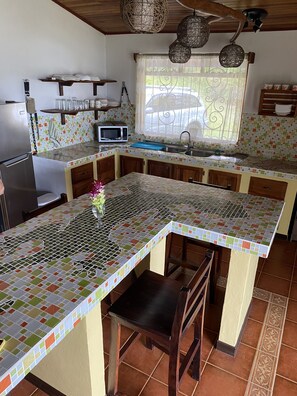 Een koelkast, een magnetron, een oven, een kookplaat