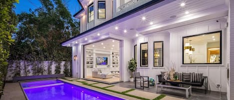 สระว่ายน้ำกลางแจ้ง