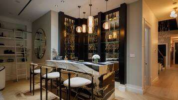 Villa, varias camas, alberca privada, vista a la alberca | Restaurantes
