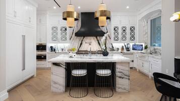 Villa, meerdere bedden, privézwembad, uitzicht op zwembad | Privékeuken | Een koelkast, een magnetron, een oven, een kookplaat