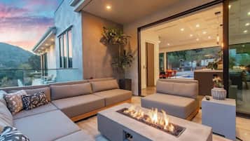 Luxury House, Multiple Beds, Pool Access, Mountain View (Willow Glen) | Living area