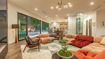 Luxury House, Multiple Beds, Pool Access, Mountain View (Willow Glen) | Interior