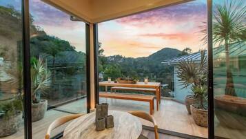 Casa superluxo, várias camas, acesso à piscina, vista para a montanha (Willow Glen) | Opções para refeição ao ar livre