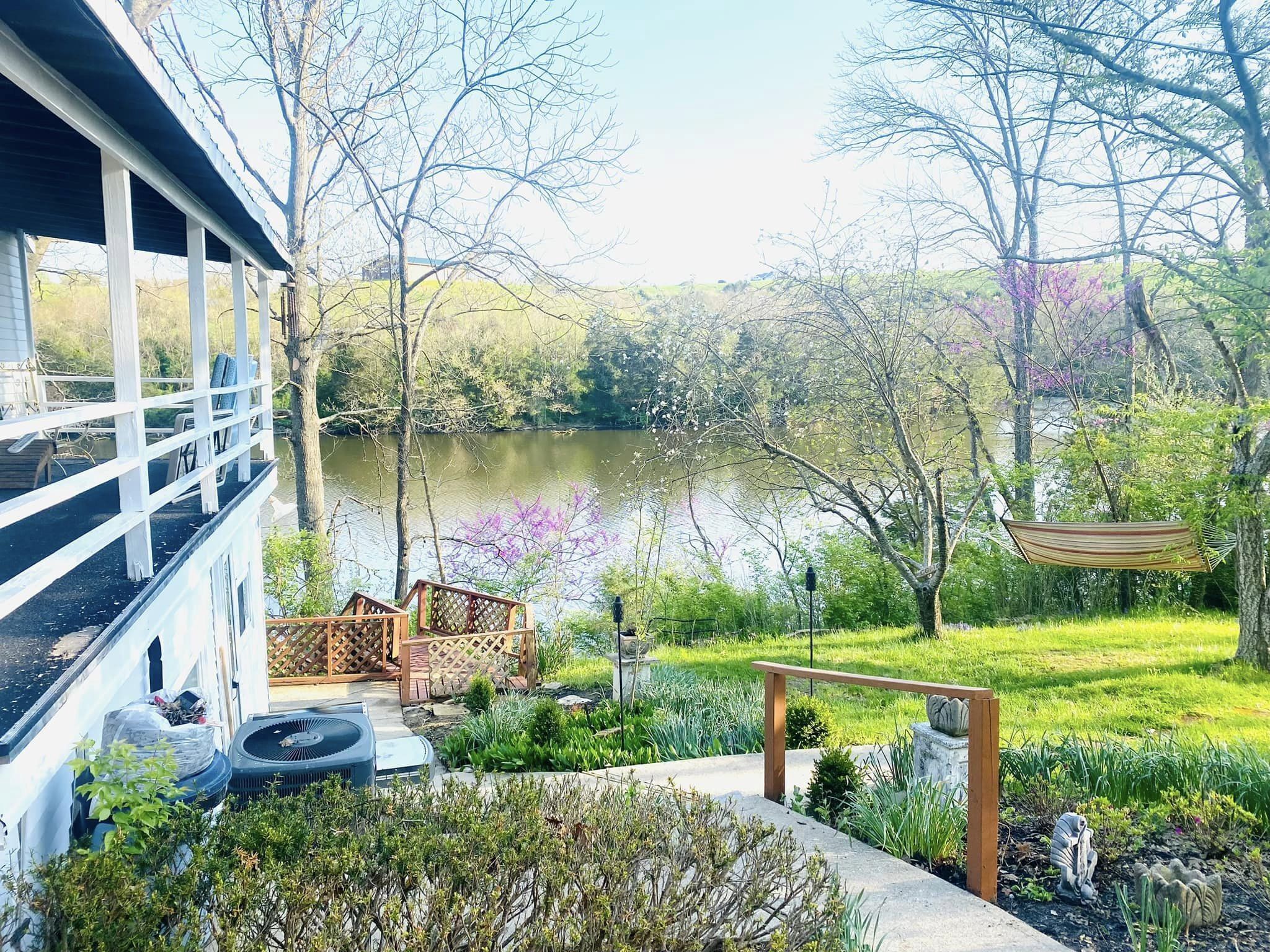 Cozy Lakefront Cottage 30 min from Ark Encounter