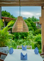 Se ofrece un desayuno bufé (15 USD por persona)