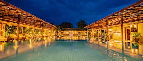 Una piscina al aire libre