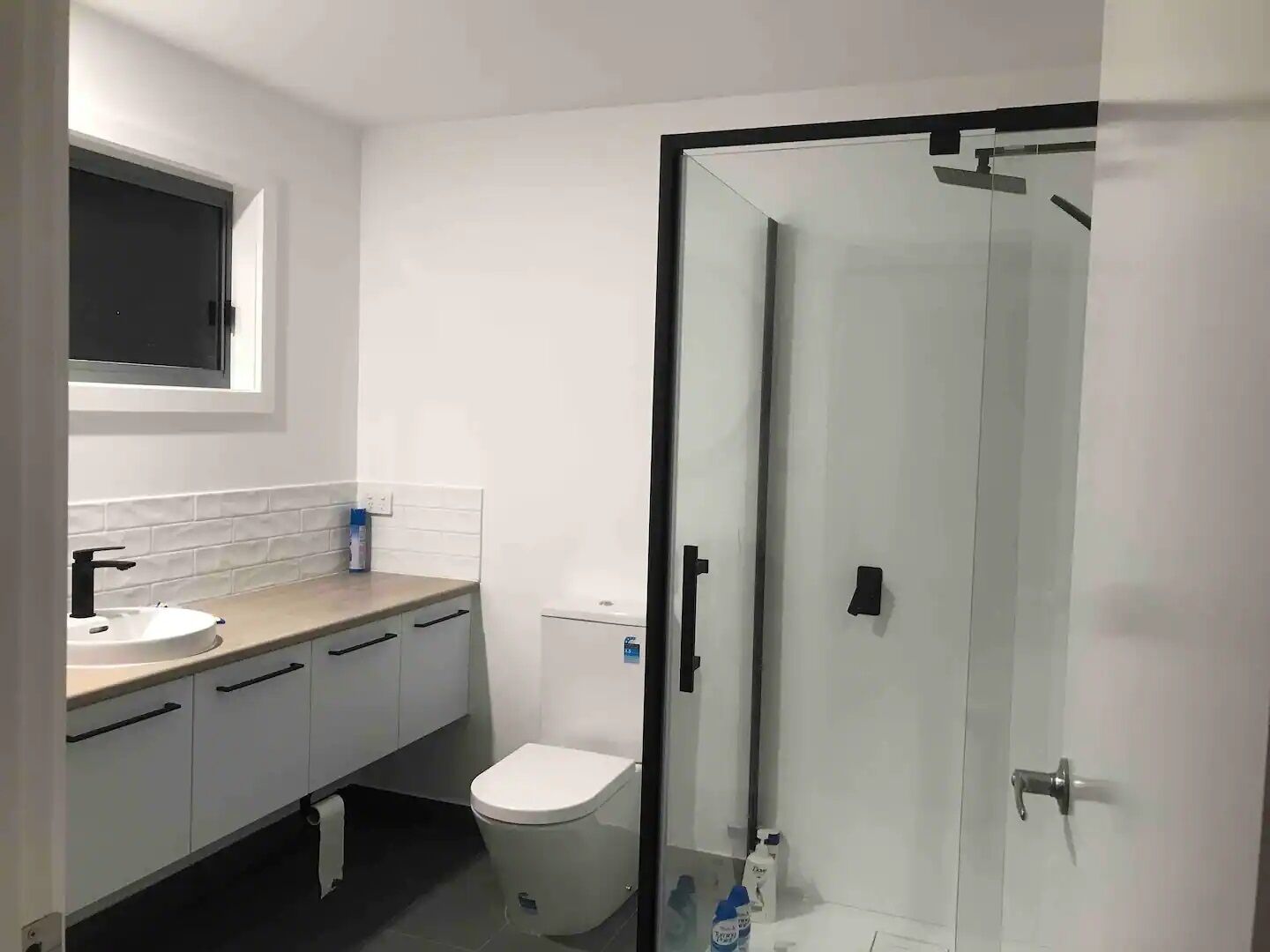 Sèche-cheveux, serviettes fournies, savon, papier toilette
