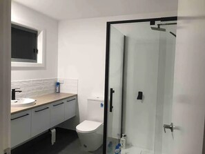 Haartrockner, Handtücher, Seife, Toilettenpapier