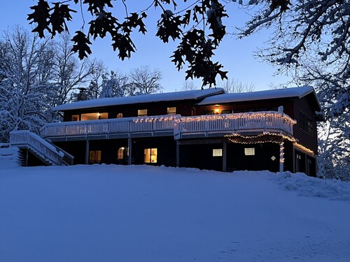 Secluded Lake House on 32 acres sleeps 11 plus a huge couch! Adjacent to Trails!