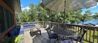 Secluded Lake House on 32 acres sleeps 11 plus a huge couch! Adjacent to Trails!