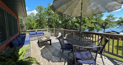 Secluded Lake House on 32 acres sleeps 11 plus a huge couch! Adjacent to Trails!