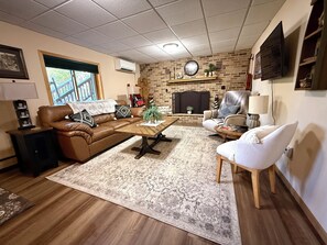 Televisor de pantalla plana, llar de foc i llibres 