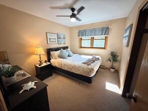 4 dormitoris, planxa i posts de planxar i un bressol de viatge 