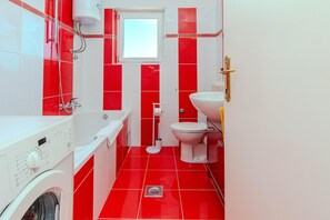 Baignoire, sĂšche-cheveux, serviettes fournies