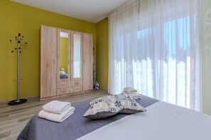 6 bedrooms, iron/ironing board, free WiFi, bed sheets