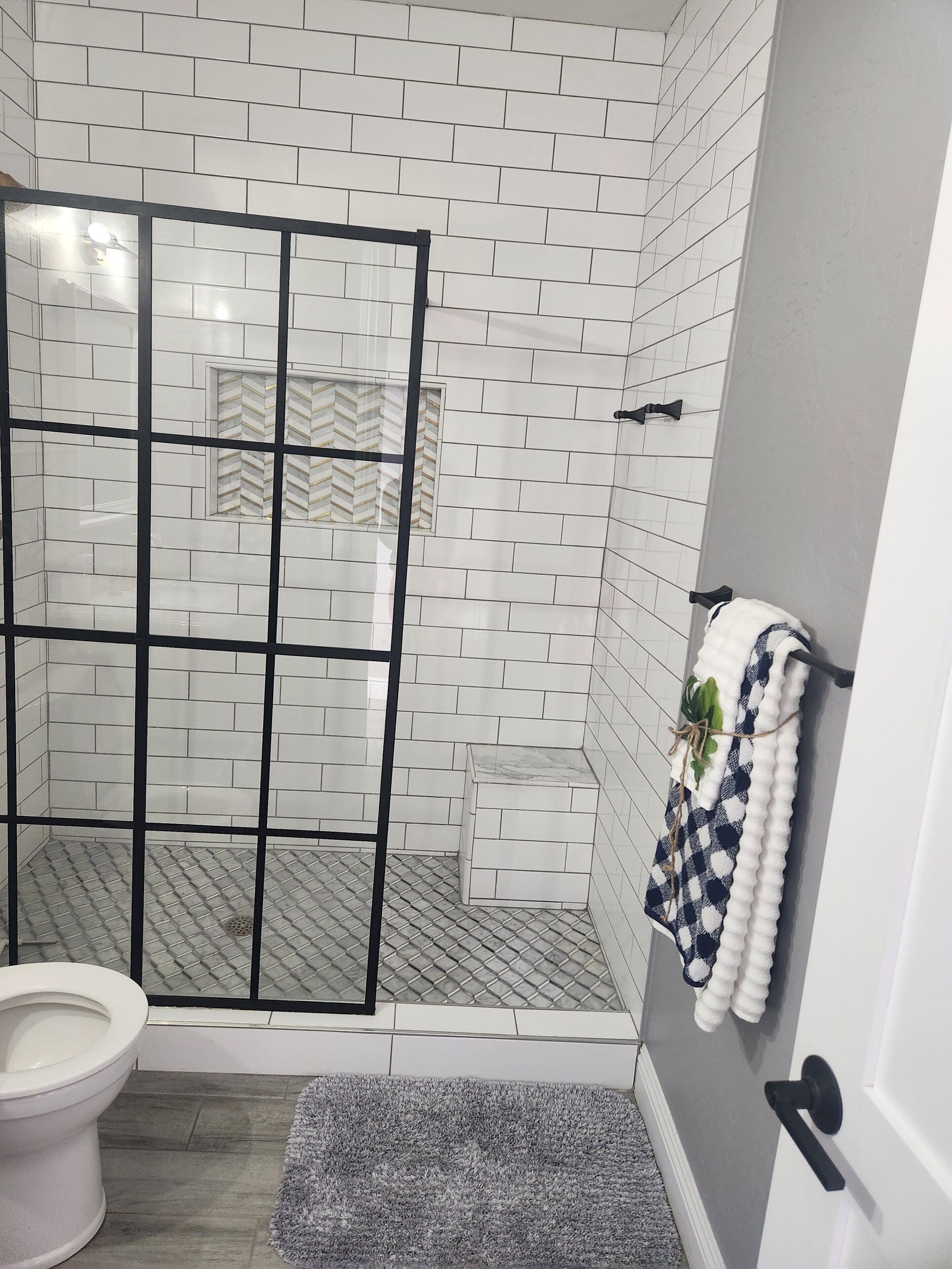 Douche, serviettes fournies, savon, papier toilette