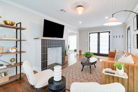 Smart TV, fireplace, books. Evangeline House! Beautifully remodeled & Super Close to Downtown