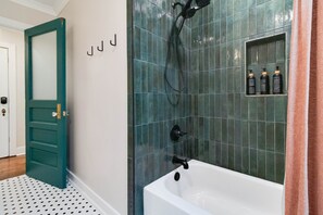 Haartrockner, Handtücher, Seife, Shampoo