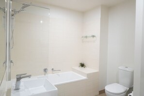 Douche, séchoir à cheveux, serviettes fournies, savon