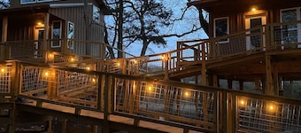 Coach’s Quarters - The Clubhouse - Spend night in the trees!!