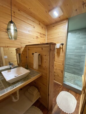 Douche, sèche-cheveux, serviettes fournies, savon