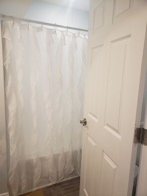Dusche, Haartrockner, Toilettenpapier