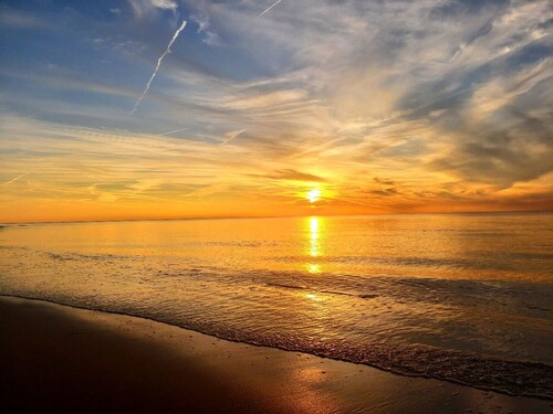 June - Aug dates still available, rent 4 nights, get 5th half off! Best sunsets!