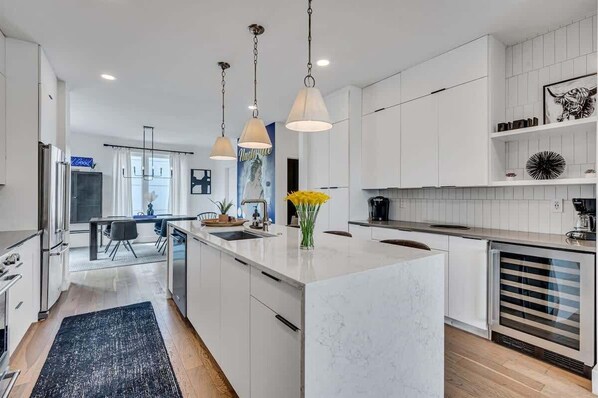 ثلاجة، ميكروويف، فرن، موقد طهي مسطح