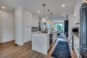 ثلاجة، ميكروويف، فرن، موقد طهي مسطح