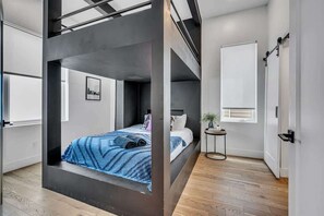 6 عدّة غرف نوم ومكواة/لوح كي وواي فاي وملاءات أسرّة