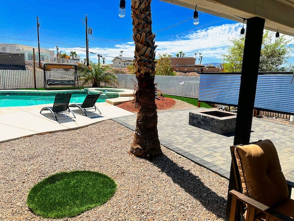 Outdoor pool, a heated pool - COZY HAVASU OASIS just minutes from the lake And all shopping! (Lake Havasu City)