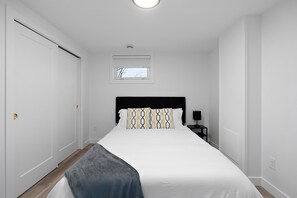 4 bedrooms, desk, iron/ironing board, travel cot