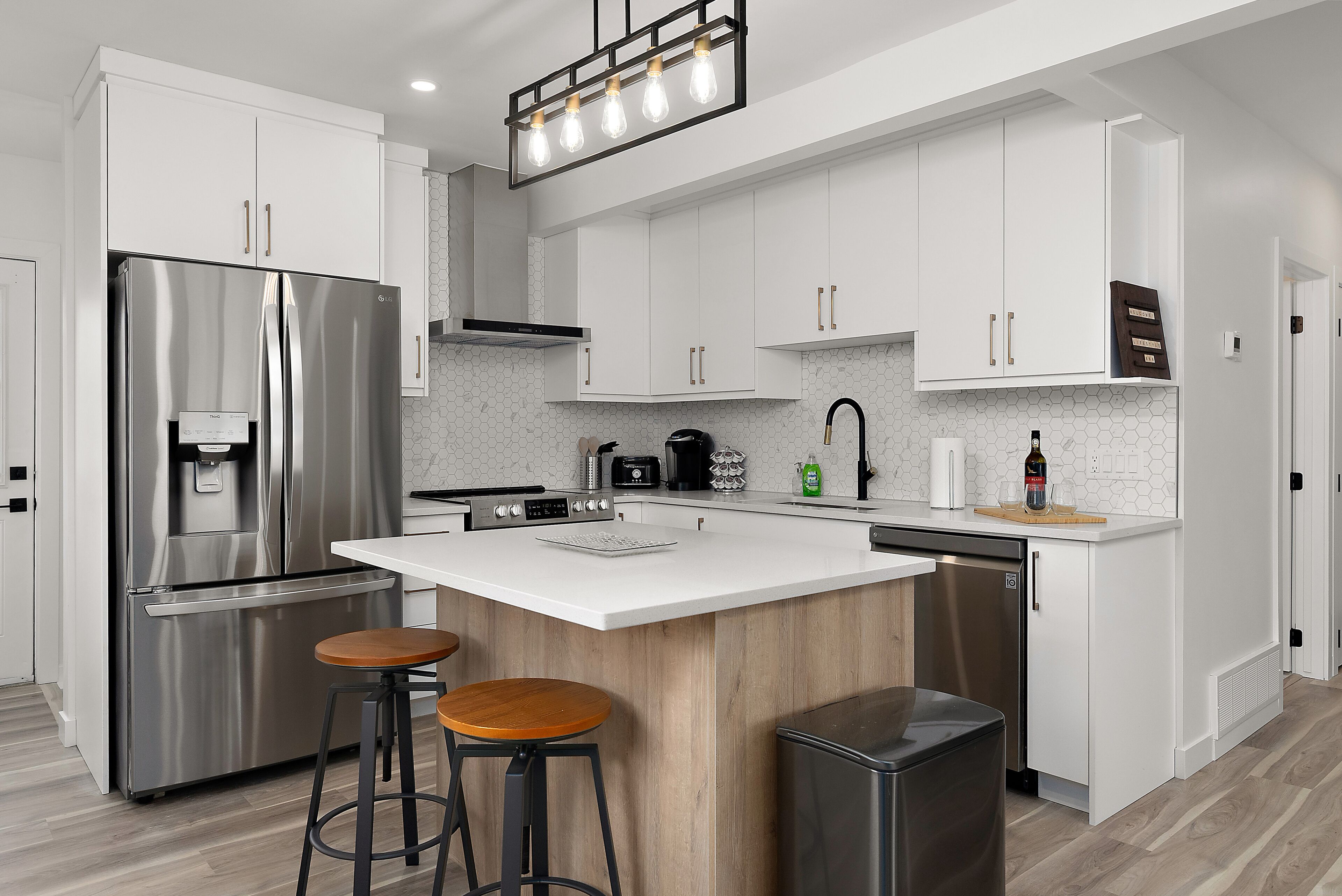 Coffee/tea maker, fridge, microwave, oven