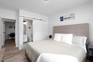 4 habitaciones, escritorio y tabla de planchar con plancha 