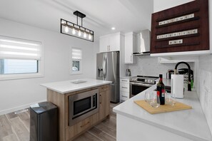 Refrigerador, microondas, horno y parrilla de estufa 