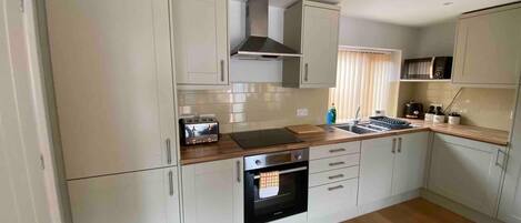 Réfrigérateur, micro-ondes, plaque de cuisson, grille-pain