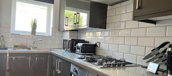 Central 4-Bed House - Parking, Patio, Garden, Wifi