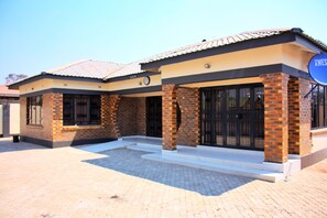 Exterior - ManaComfy - 14Bed House - 4 Baths - Victoria Falls (Victoria Falls)