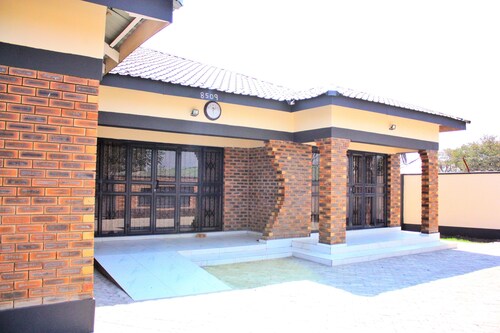 ManaComfy - 14Bed House - 4 Baths - Victoria Falls